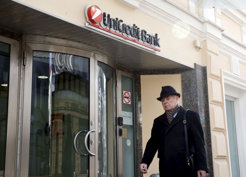 &copy; Reuters. Un uomo passa davanti a una filiale della banca Unicredit a Mosca, Russia, 29 marzo 2016. REUTERS/Maxim Zmeyev/File Photo
