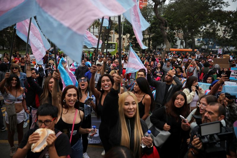 &copy; Reuters. LGBT community groups protest against a new government decree listing transsexualism as a "mental disorder",  in front of Peru's Ministry of Health, in Lima, Peru, May 17, 2024. REUTERS/Sebastian Castaneda