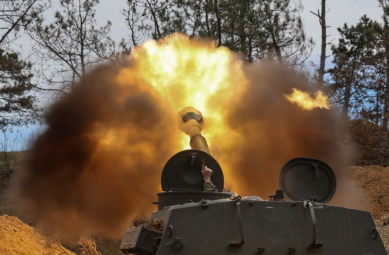 &copy; Reuters. FILE PHOTO: Ukrainian service members of the 37th Marine Brigade fire a 2S1 Gvozdika self-propelled howitzer toward Russian troops, amid Russia's attack on Ukraine, in a front line in Southern Ukraine, March 30, 2024. REUTERS/Ivan Antypenko/File Photo