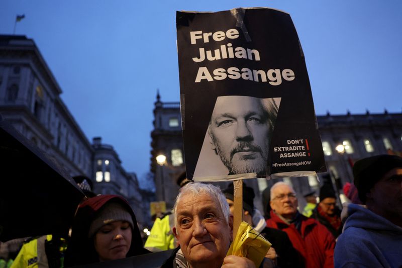 &copy; Reuters. Supporters of WikiLeaks founder Julian Assange demonstrate, on the day Assange appeals against his extradition to the United States, in London, Britain, February 21, 2024. REUTERS/Isabel Infantes/File Photo