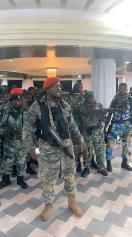 © Reuters. A man in military fatigues speaks as others stand next to him inside the Palace of the Nation during an attempted coup in Kinshasa, Democratic Republic of Congo, May 19, 2024 in this screen grab from a social media video. Christian Malanga/Handout via REUTERS
