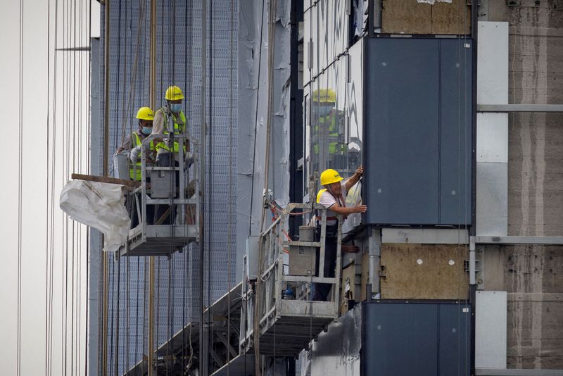 &copy; Reuters. FILE PHOTO: Men work at the construction site of an apartment building in Beijing, China, July 29, 2023. REUTERS/Thomas Peter/File Photo