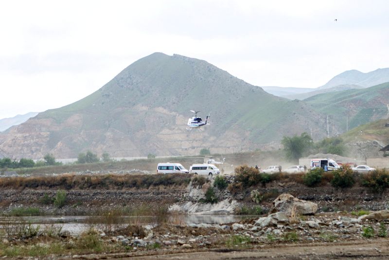 &copy; Reuters. A helicopter carrying Iran's President Ebrahim Raisi takes off, near the Iran-Azerbaijan border, May 19, 2024. The helicopter with Raisi on board later crashed. Ali Hamed Haghdoust/IRNA/WANA (West Asia News Agency) via REUTERS