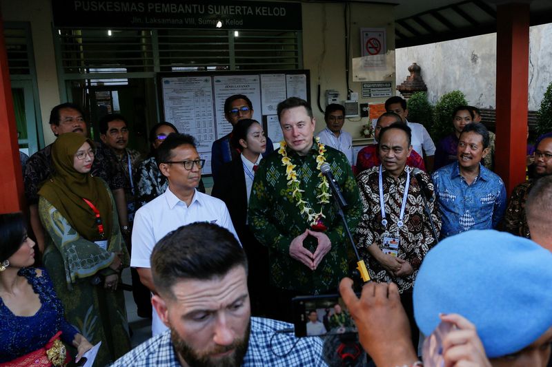 &copy; Reuters. Elon Musk, chief executive officer of SpaceX and Tesla, accompanied by Indonesian Health Minister Budi Gunadi Sadikin, Communication and Information Technology Minister Budi Arie Setiadi and Fisheries Minister Sakti Wahyu Trenggono, speaks to media during