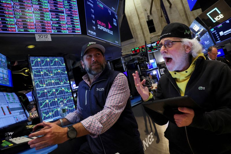 © Reuters. FILE PHOTO: Traders work on the floor at the New York Stock Exchange (NYSE) in New York City, U.S., May 16, 2024.  REUTERS/Brendan McDermid/File Photo