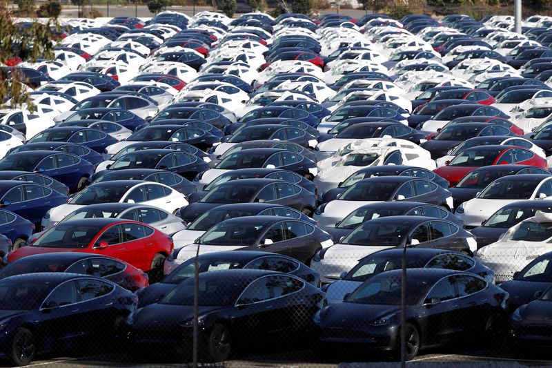 © Reuters. FILE PHOTO: A parking lot of predominantly new Tesla Model 3 electric vehicles is seen in Richmond, California, U.S. June 22, 2018. Picture taken June 22, 2018. REUTERS/Stephen Lam/File Photo