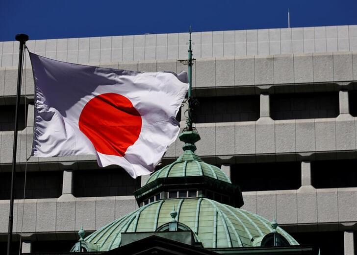 © Reuters. The Japanese national flag waves at the Bank of Japan building in Tokyo, Japan March 18, 2024. REUTERS/Kim Kyung-Hoon/Files