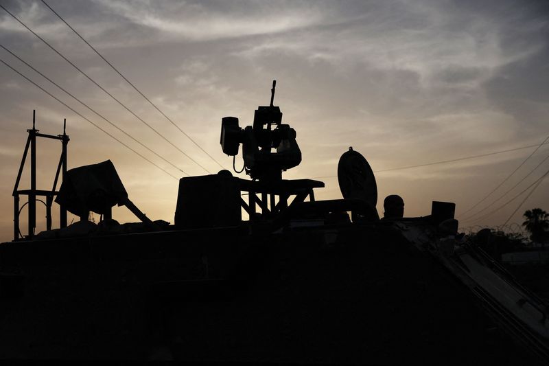 &copy; Reuters. Un soldato israeliano all'interno di un veicolo blindato, mentre continuano le operazioni militari nella città di Rafah, nel sud di Gaza, in un'area fuori Kerem Shalom, Israele, 17 maggio 2024. REUTERS/Shannon Stapleton/Foto d'archivio
