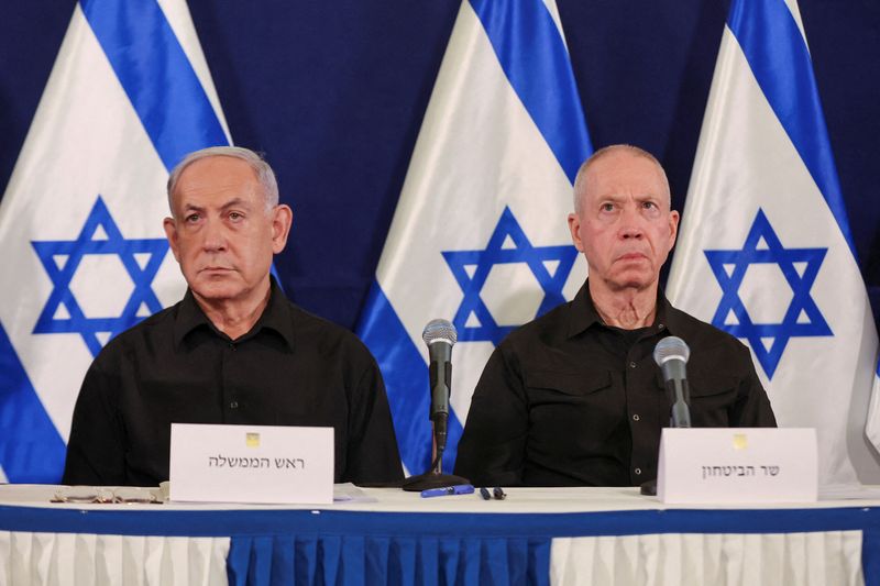 &copy; Reuters. FILE PHOTO: Israeli prime minister Benjamin Netanyahu and defense minister Yoav Gallant during a press conference in the Kirya military base in Tel Aviv , Israel , 28 October  2023.    ABIR SULTAN POOL/Pool via REUTERS/File Photo