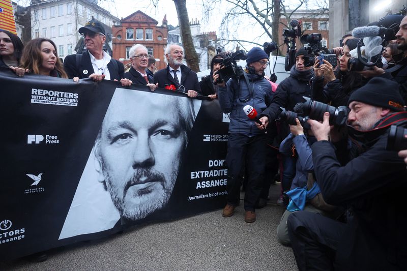 &copy; Reuters. Stella Assange, moglie del fondatore di WikiLeaks Julian Assange, insieme ai sostenitori di Julian Assange, inizia una marcia di protesta dalla High Court a Downing Street, nel giorno in cui Assange si appella contro la propria estradizione negli Stati Un