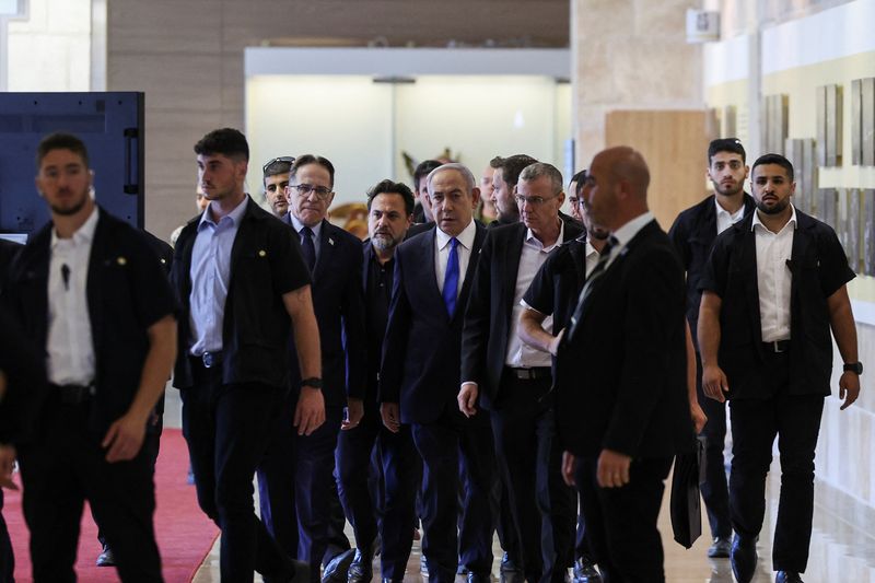 © Reuters. Israeli Prime Minister Benjamin Netanyahu arrives to his Likud party faction meeting at the Knesset, Israel's parliament, in Jerusalem May 20, 2024 REUTERS/ Ronen Zvulun