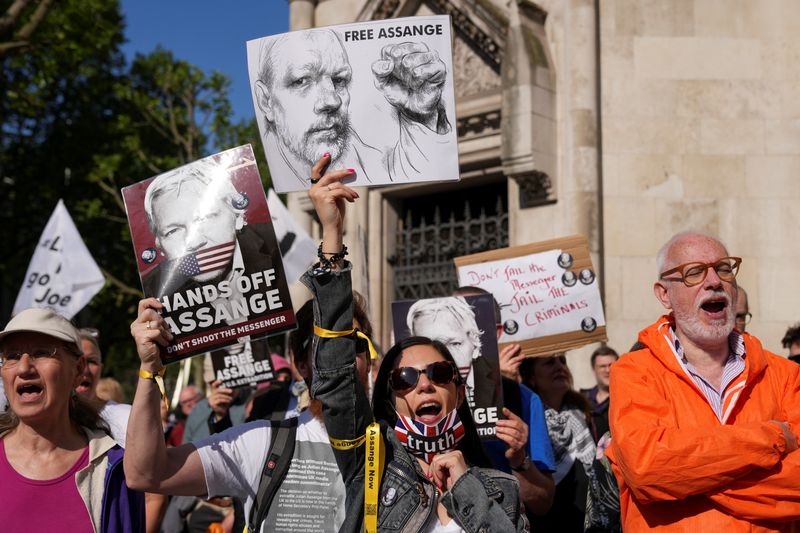 &copy; Reuters. Pessoas protestam em defesa de Julian Assange do lado de fora de tribunal de Londres
20/05/2024
REUTERS/Maja Smiejkowska