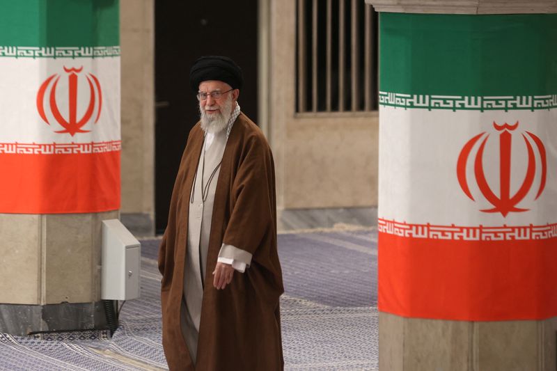 &copy; Reuters. FILE PHOTO: Iran's Supreme Leader Ayatollah Ali Khamenei arrives to cast his vote during runoff parliamentary elections in Tehran, Iran, May 10, 2024. Majid Asgaripour/WANA (West Asia News Agency) via REUTERS/File Photo