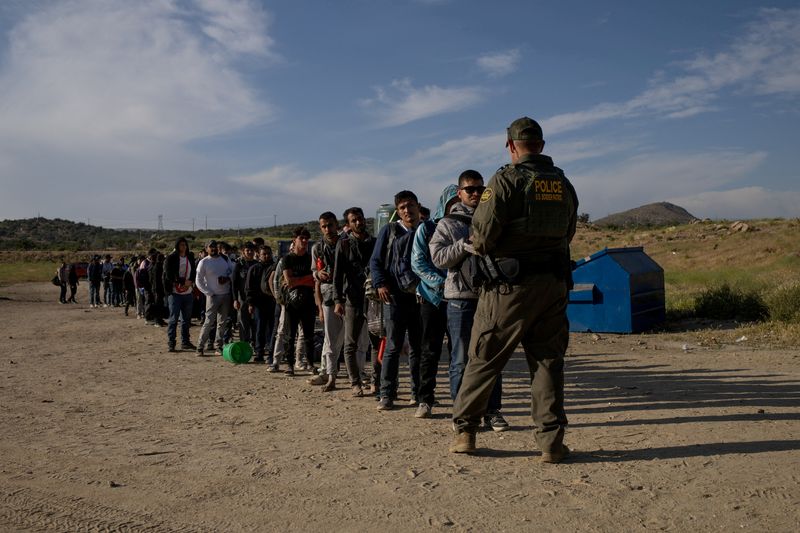 &copy; Reuters. Imigrantes se entregam a um agente de fronteira depois de cruzarem a fronteira entre México e Estados Unidos em Jacumba Hot Springs, na Califórnia
15/05/2024 REUTERS/Adrees Latif