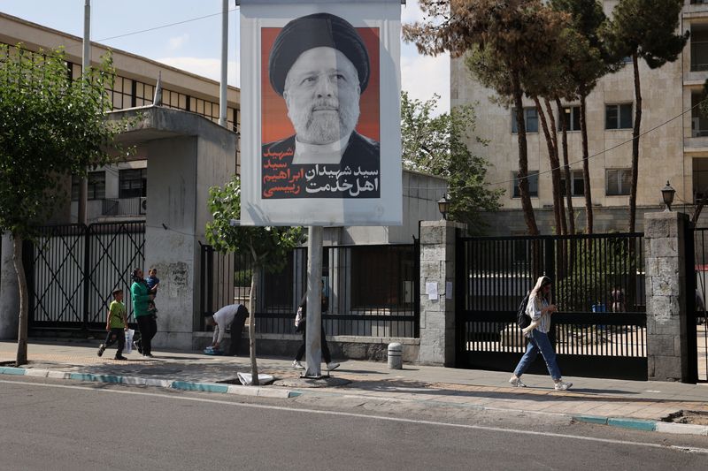 &copy; Reuters. Cartaz com foto do presidente Ebrahim Raisi em rua de Teerã
 20/5/2024   Majid Asgaripour/WANA (West Asia News Agency) via REUTERS