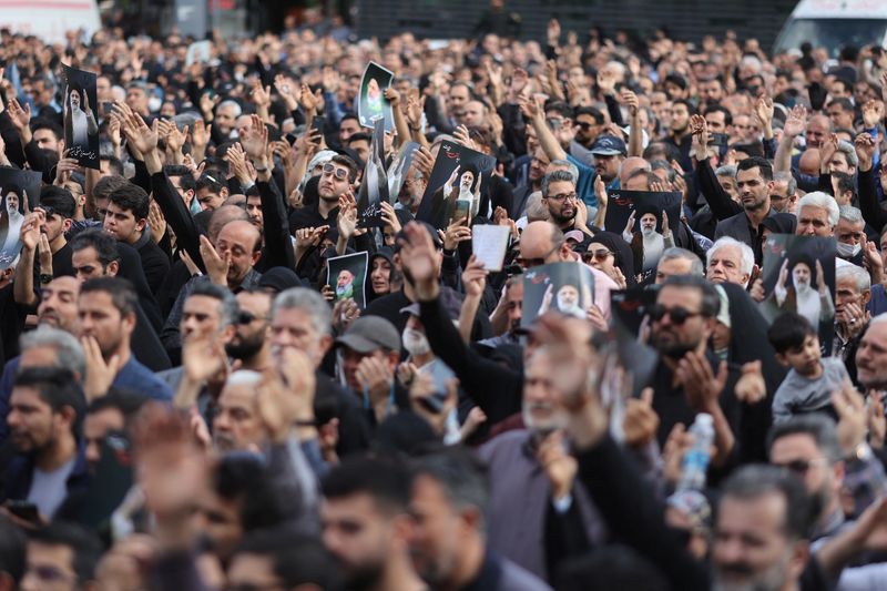 &copy; Reuters. People gather to mourn for the death of the late Iran's President Ebrahim Raisi, in Tehran, Iran May 20, 2024. Majid Asgaripour/WANA (West Asia News Agency) via REUTERS