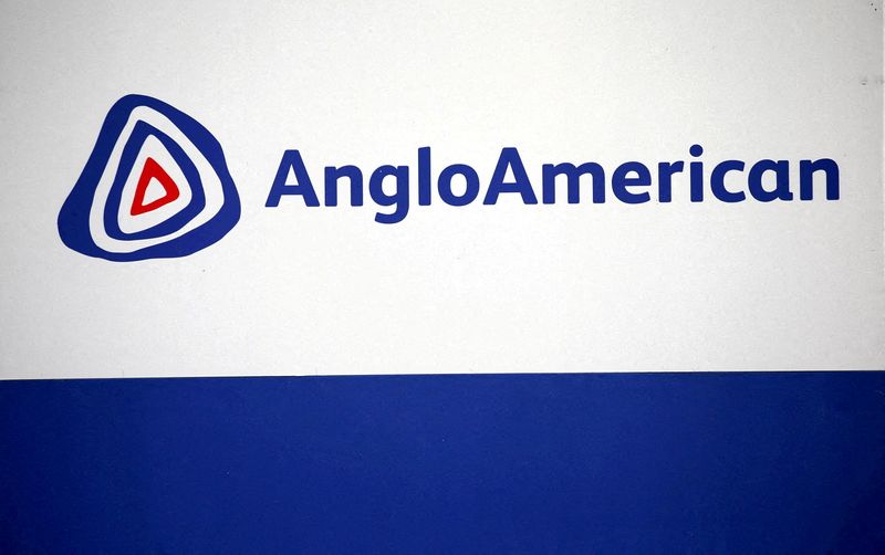 &copy; Reuters. FILE PHOTO: FILE PHOTO: The Anglo American logo is seen in Rusternburg, South Africa, October 5, 2015. REUTERS/Siphiwe Sibeko/File Photo