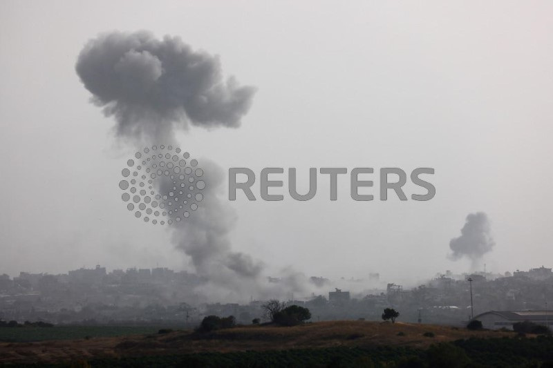 &copy; Reuters. Una colonna di fumo si alza dopo un bombardamento israeliano su Gaza. 20 maggio 2024.  REUTERS/Amir Cohen