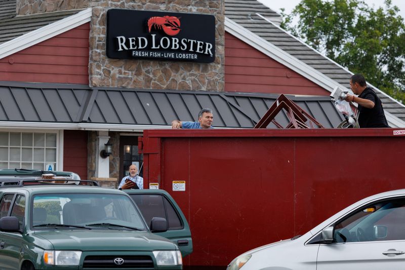 &copy; Reuters. FILE PHOTO: People collect items from a dumpster in front of a closed Red Lobster restaurant whose entire contents are up for auction in San Diego, California, U.S., May 15, 2024.   REUTERS/Mike Blake/File Photo