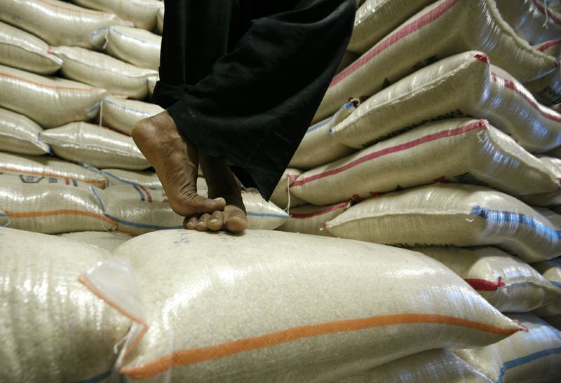 &copy; Reuters. Saca de arroz na Indonésia
4/04/2008
REUTERS/Beawiharta (INDONESIA)