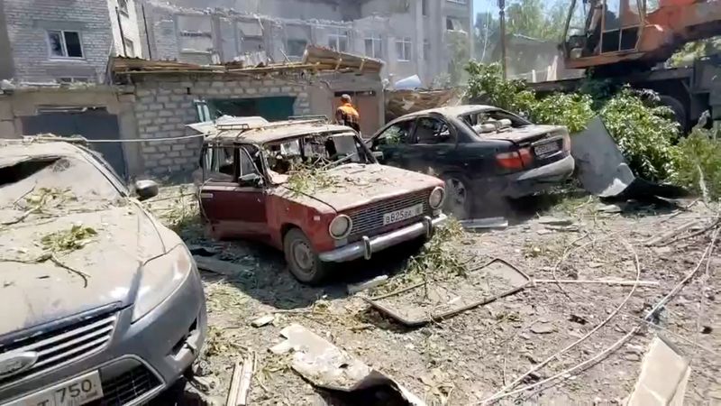 © Reuters. A view shows a destroyed building and cars following what local Russian-installed authorities called a Ukrainian military strike in the settlement of Yubileiny in the Luhansk region, Russian-controlled Ukraine, in this still image from video released May 20, 2024. Leonid Pasechnik Telegram channel/Handout via REUTERS
