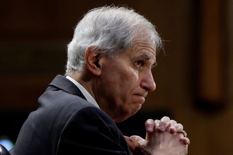 © Reuters. FILE PHOTO: Federal Deposit Insurance Corporation Chairman Martin J. Gruenberg testifies at a Senate Banking, Housing and Urban Affairs Committee hearing on 