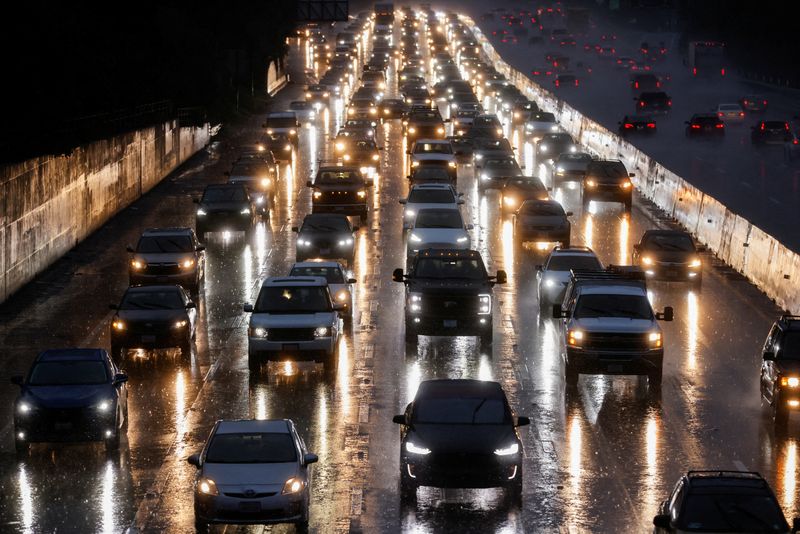 &copy; Reuters. Vehicles drive as flood hits in Tarzana, in the San Fernando Valley region of Los Angeles, California, U.S. February 1, 2024. REUTERS/Carlin Stiehl/File Photo