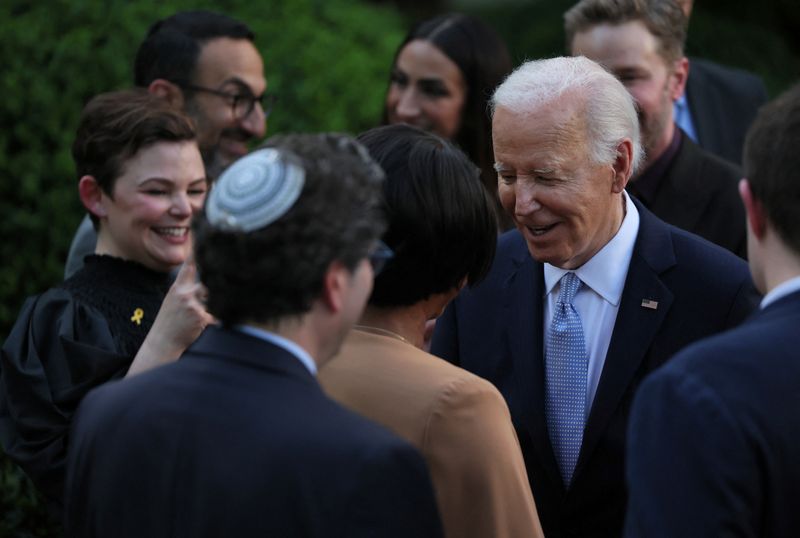 © Reuters. U.S. President Joe Biden mingles with the crowd including Tiffany Haddish and Ginnifer Goodwin after giving a speech while hosting a celebration for Jewish American Heritage Month in the Rose Garden at the White House, in Washington, U.S., May 20, 2024. REUTERS/Leah Millis