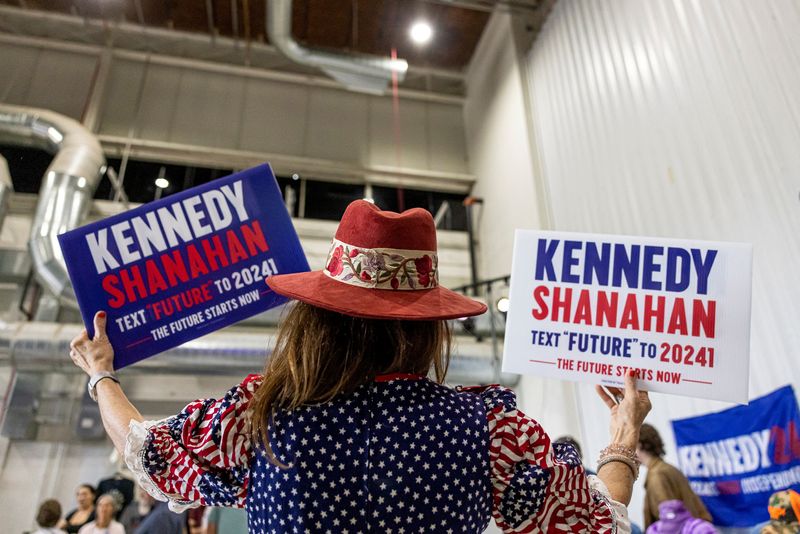 © Reuters. Bonnie Eckert raises signs supporting independent U.S. presidential candidate Robert F. Kennedy Jr. during a campaign event in Aurora, Colorado, U.S., May 19, 2024.  REUTERS/Kevin Mohatt/ File Photo