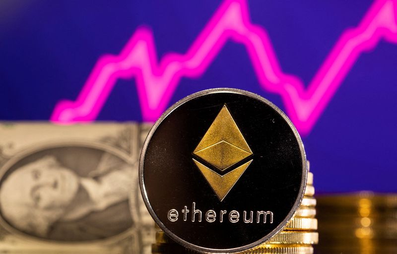 © Reuters. FILE PHOTO: Representasi cryptocurrency Ethereum terlihat di depan grafik saham dan dolar AS dalam ilustrasi ini, 24 Januari 2022. REUTERS/Dado Ruvic/Illustration/File Photo