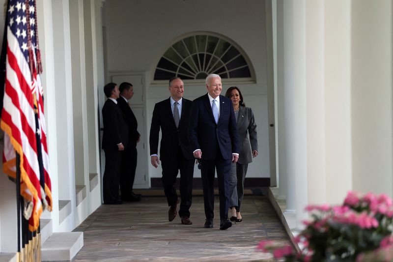 © Reuters. U.S. President Joe Biden, Vice President Kamala Harris and second gentleman Doug Emhoff walk to attend a celebration for Jewish American Heritage Month, at the White House, in Washington, U.S., May 20, 2024. REUTERS/Leah Millis