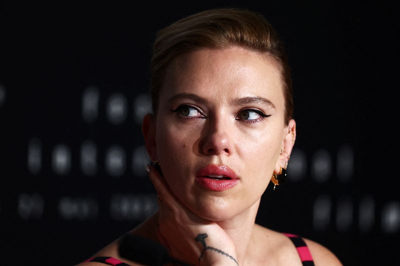 &copy; Reuters. FILE PHOTO: The 76th Cannes Film Festival - Press conference for the film "Asteroid City" in competition - Cannes, France, May 24, 2023. Cast member Scarlett Johansson attends. REUTERS/Yara Nardi/File Photo