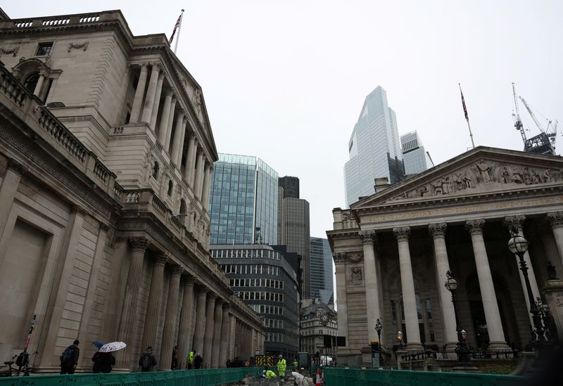 © Reuters. Road construction workers carry out work outside the Bank of England in the City of London financial district in London, Britain, February 13, 2024. REUTERS/Isabel Infantes/Files