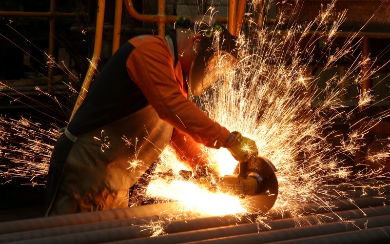 &copy; Reuters. FILE PHOTO: A worker cuts newly manufactured bars of steel at the United Cast Bar Group's foundry in Chesterfield, Britain, April 12, 2022. Picture taken April 12, 2022. REUTERS/Phil Noble    