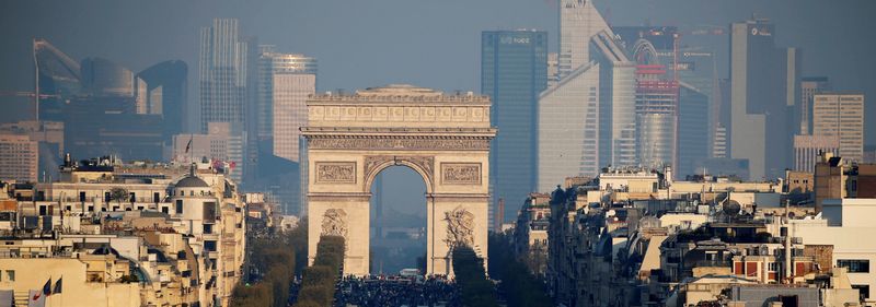 © Reuters. FILE PHOTO: General view of the skyline of La Defense business district with its Arche behind the Arc de Triomphe and the Champs Elysees Avenue in Paris, France, April 14, 2019. REUTERS/Regis Duvignau/File Photo