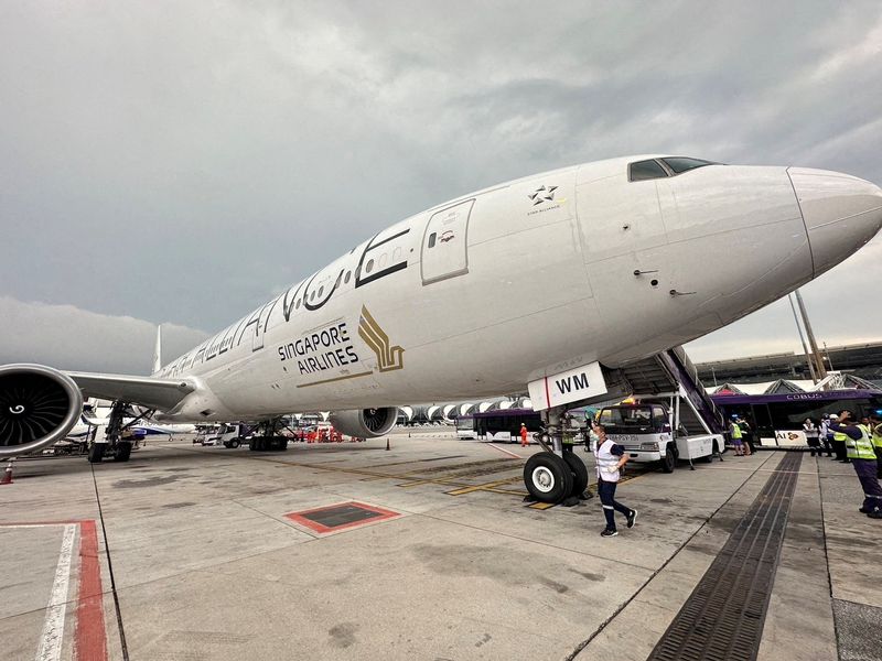 &copy; Reuters. A Singapore airline aircraft is seen on tarmac after requesting an emergency landing at Bangkok's Suvarnabhumi International Airport, Thailand, May 21, 2024. Pongsak Suksi/Handout via REUTERS