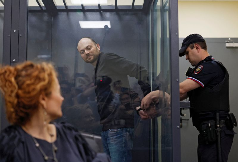 &copy; Reuters. FILE PHOTO: A police officer removes handcuffs from Jailed Russian opposition figure Vladimir Kara-Murza during a court hearing to consider an appeal against his prison sentence, in Moscow, Russia July 31, 2023. REUTERS/Maxim Shemetov/File Photo