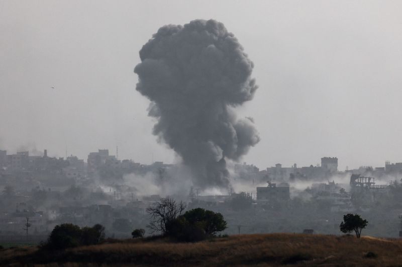&copy; Reuters. Si alza del fumo proveniente da un'esplosione dopo un attacco aereo a Gaza, nell'ambito del conflitto in corso tra Israele e il gruppo islamista palestinese Hamas, vicino al confine tra Israele e Gaza, visto da Israele, 20 maggio 2024. REUTERS/Amir Cohen 
