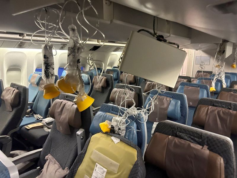 © Reuters. The interior of Singapore Airline flight SG321 is pictured after an emergency landing at Bangkok's Suvarnabhumi International Airport, Thailand, May 21, 2024. REUTERS/Stringer