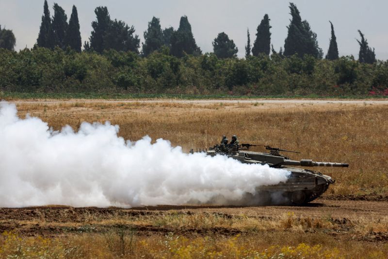 © Reuters. An Israeli tank manoeuvres near the Israel-Gaza border, amid the ongoing conflict between Israel and the Palestinian Islamist group Hamas, as seen from Israel, May 21, 2024. REUTERS/Amir Cohen