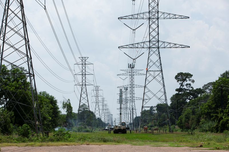 &copy; Reuters. FILE PHOTO: CenterPoint Energy crew members work to repair damaged lines as residents remained without power after a severe storm caused widespread damage in Houston, Texas, U.S., May 18, 2024.   REUTERS/Kaylee Greenlee Beal