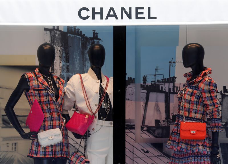 &copy; Reuters. FILE PHOTO: Chanel bags and creations are displayed on mannequins in a window of a fashion house Chanel store in Paris, France, June 18, 2020. REUTERS/Charles Platiau/File Photo