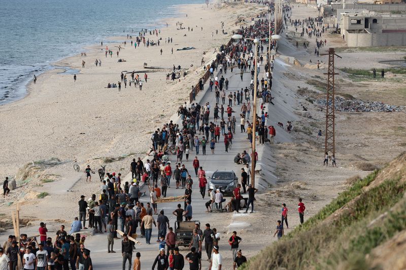 &copy; Reuters. FILE PHOTO: Palestinians gather in the hope of obtaining aid delivered into Gaza through a U.S.-built pier, amid the ongoing conflict between Israel and the Palestinian Islamist group Hamas, as seen from central Gaza Strip, May 19, 2024. REUTERS/Ramadan A