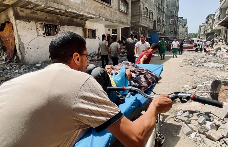 &copy; Reuters. Palestinos retiram pacientes do hospital Kamal Adwan após ataque de Israel, em Beit Lahia, no norte da Faixa de Gaza
21/05/2024
REUTERS/Osama Abu Rabee