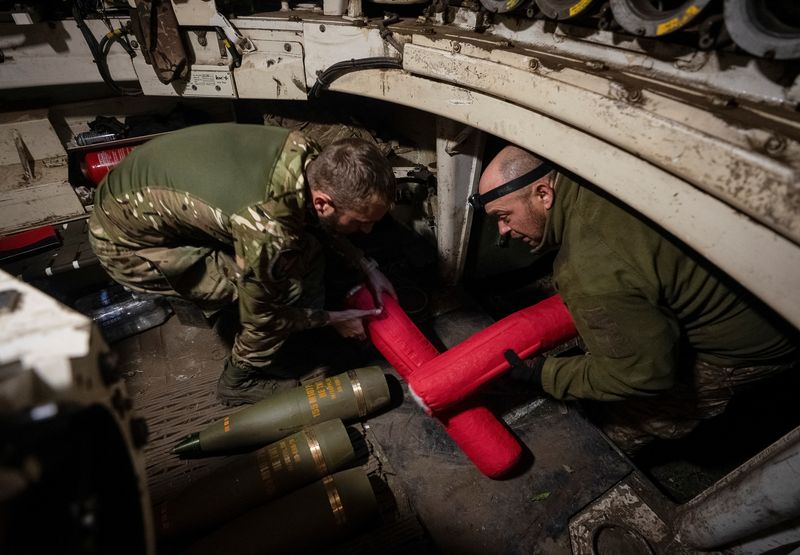 &copy; Reuters. FILE PHOTO: Ukrainian servicemen of the 92nd separate assault brigade load shells in an M109 self-propelled howitzer before firing towards Russian troops, amid Russia's attack on Ukraine, near the town of Vovchansk in Kharkiv region, Ukraine May 20, 2024.