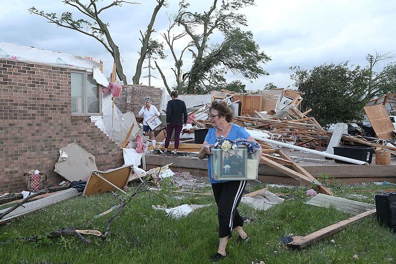 &copy; Reuters. Volunteers clean up after a tornado touched down in Nevada, Iowa, U.S. May 21, 2024. Nirmalendu Majumdar/Ames Tribune/USA Today Network via REUTERS