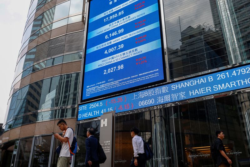 &copy; Reuters. Screens showing the Hang Seng stock index and stock prices are seen outside Exchange Square, in Hong Kong, China, August 18, 2023. REUTERS/Tyrone Siu/File Photo