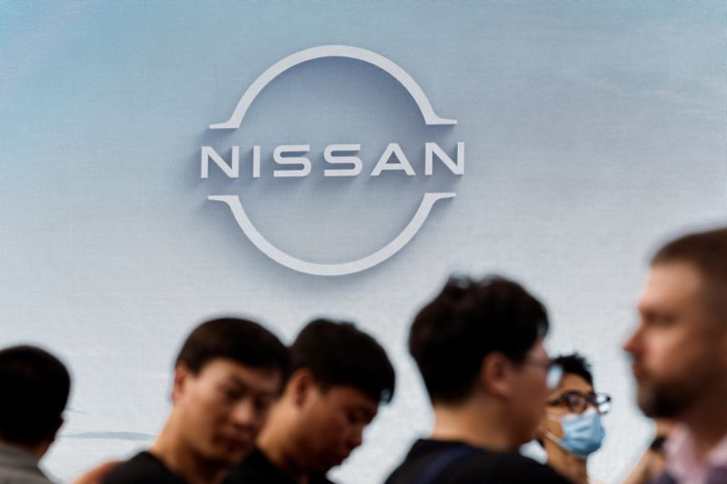 © Reuters. FILE PHOTO: Visitors walk past a Nissan logo at the Beijing International Automotive Exhibition, or Auto China 2024, in Beijing, China, April 25, 2024. REUTERS/Tingshu Wang