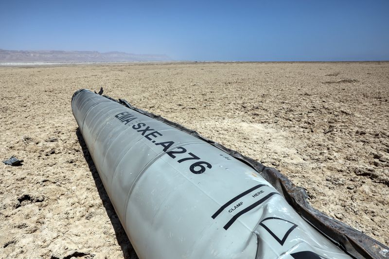 &copy; Reuters. FILE PHOTO: View of the apparent remains of a ballistic missile, as it lies in the desert near the Dead Sea, following a massive missile and drone attack by Iran on Israel, in southern Israel April 21, 2024 REUTERS/Ronen Zvulun/File Photo