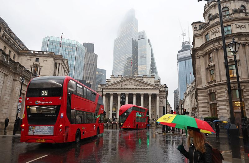 &copy; Reuters. Commuters walk as buses go past during the morning rush hour near the Bank of England in the City of London financial district in London, Britain, February 8, 2024. REUTERS/Toby Melville/Files